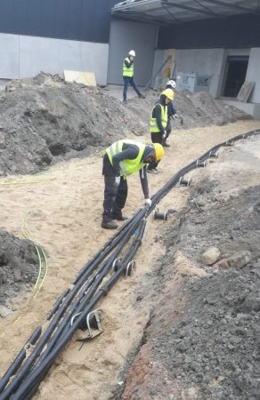 Elektrische infrastructuurwerken: kabels trekken in sleuven
